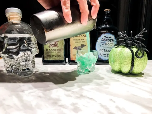 how to make a green Halloween cocktail