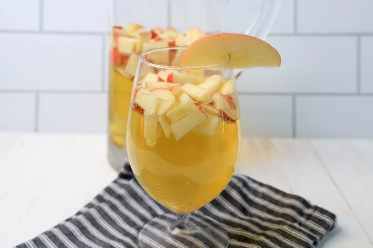fall sangria with apples