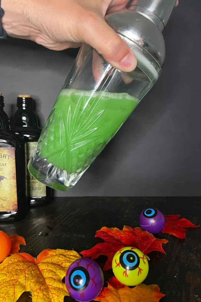 Wicked Witch Cocktail how to make a green Halloween cocktail